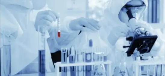 Equipamentos de laboratório e tubos de ensaio em ambiente de pesquisa farmacêutica.
